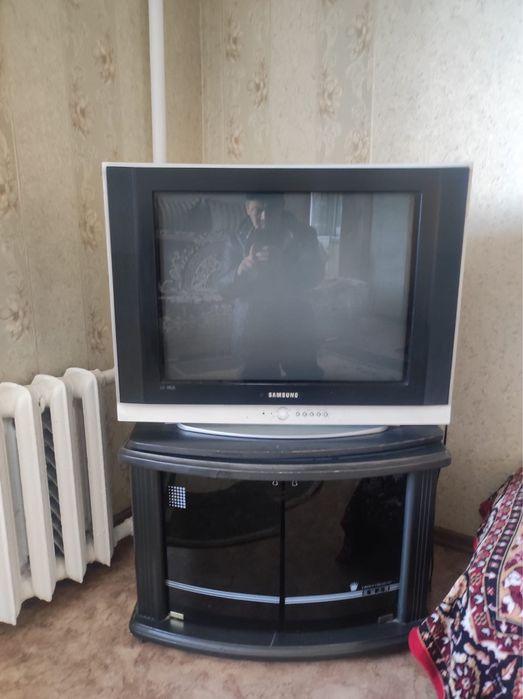 Продается телевизор с подставкой