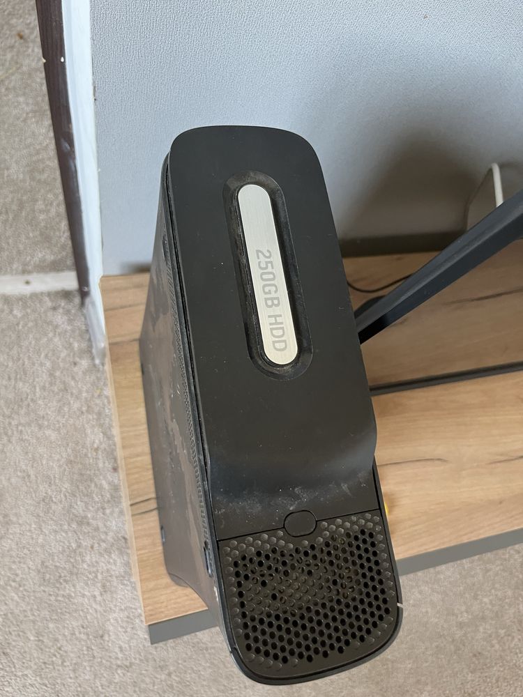 Xbox 360 (прошитый) + кinect + 2 геймпада + куча игр