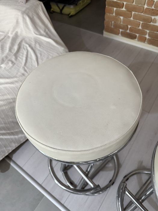 Vand 2 scaune de bar