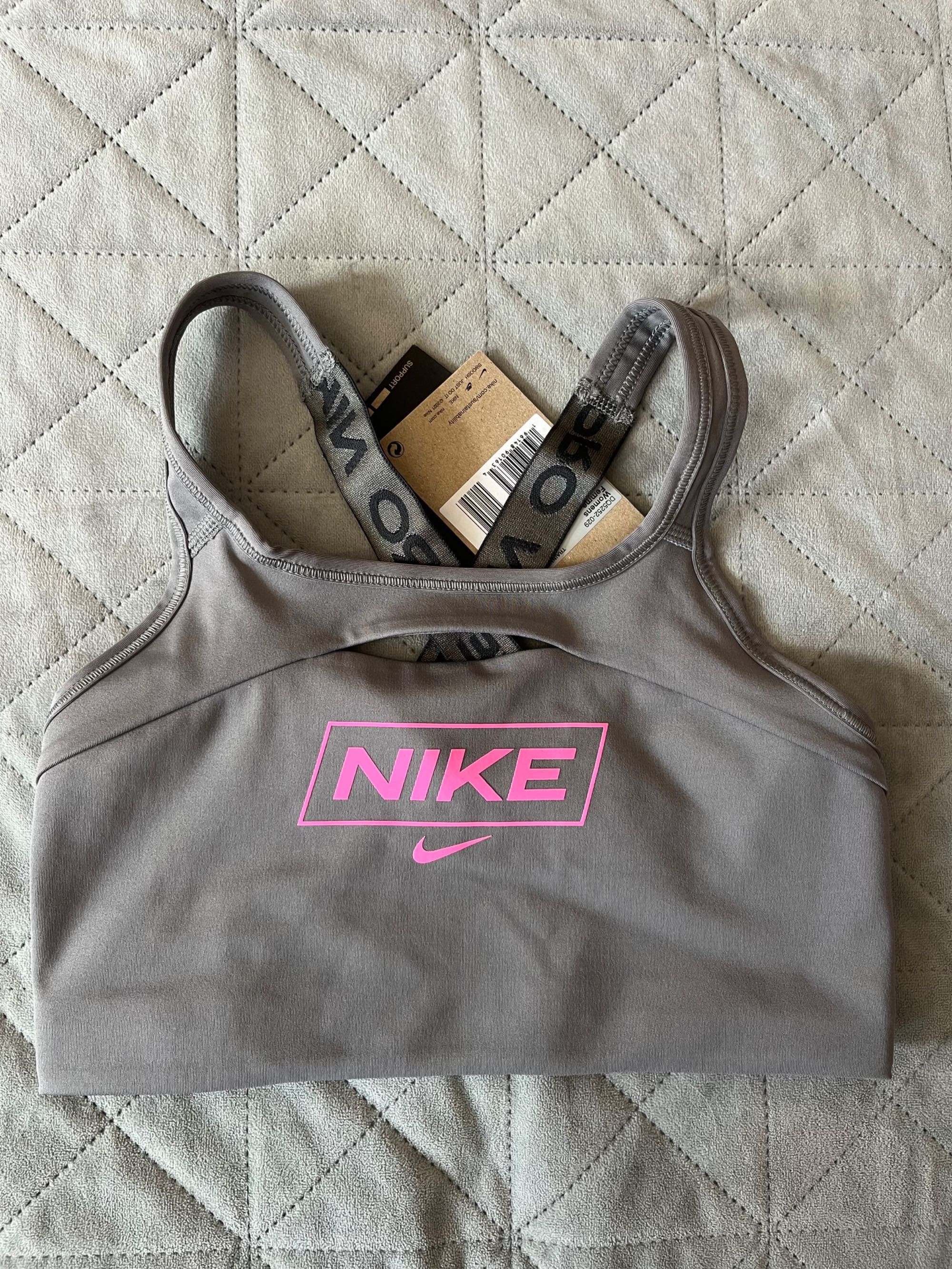 Спортни бюстиета Nike, различни размери