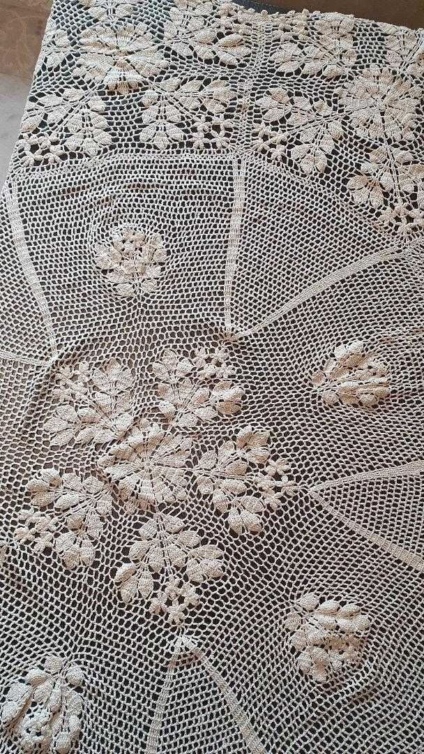 Покривка плетиво на една кука за кръгла маса диаметър 1,4м