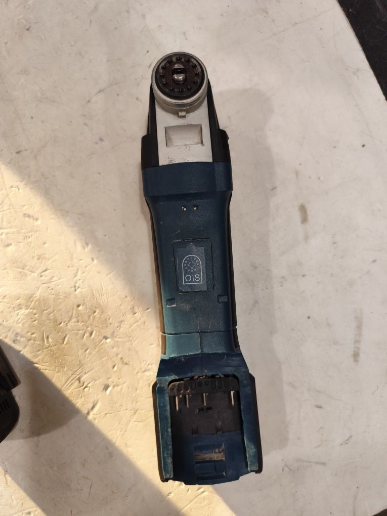 Безчетков акумулаторен мултитул Бош Bosch GOP 18 V-EC + 4Ah
