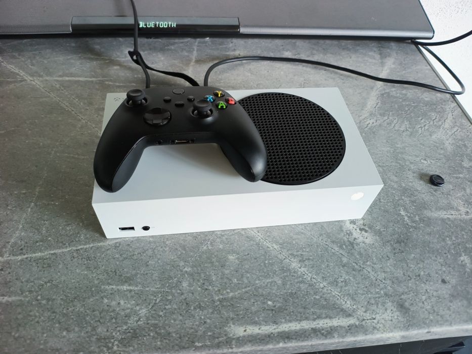 Vând Xbox Series S + Controller. 512gb