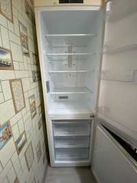 Холодильник LG в отличном состоянии продаю из-за переезда
