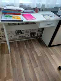 Бяло ученическо бюро с едно чекмедже