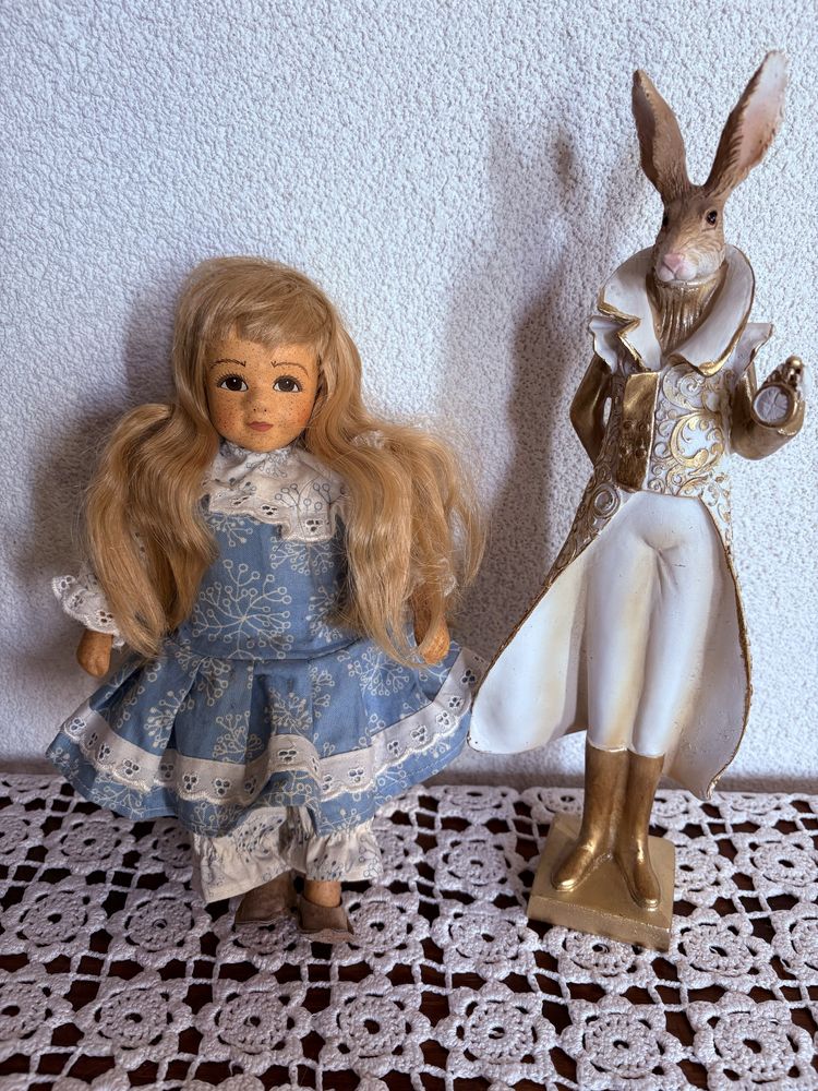 Papusa Alice in Tara Minunilor,iepure