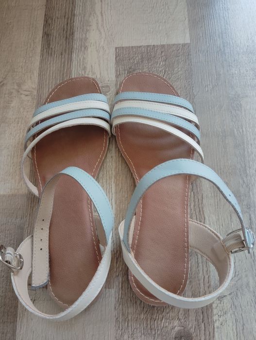 Sandale cu talpă joasă.