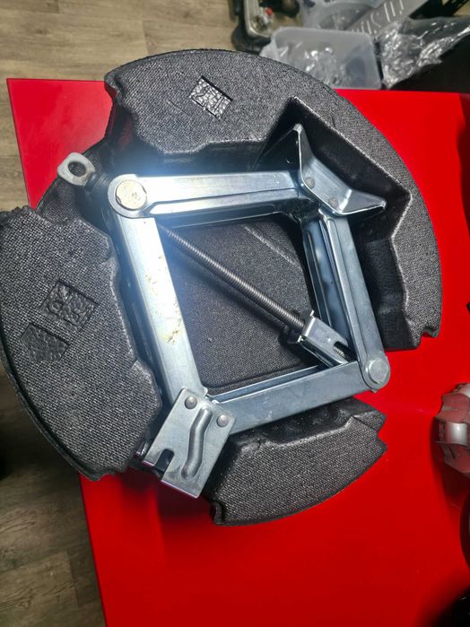 KIT CRIC AUTO OEM Toyota RAV 4 Hybrid - NOU - COD 64779-42030