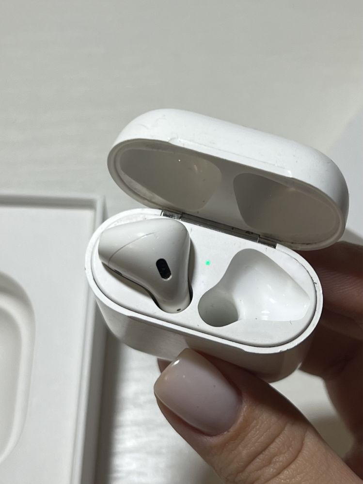 AirPods 2018 года