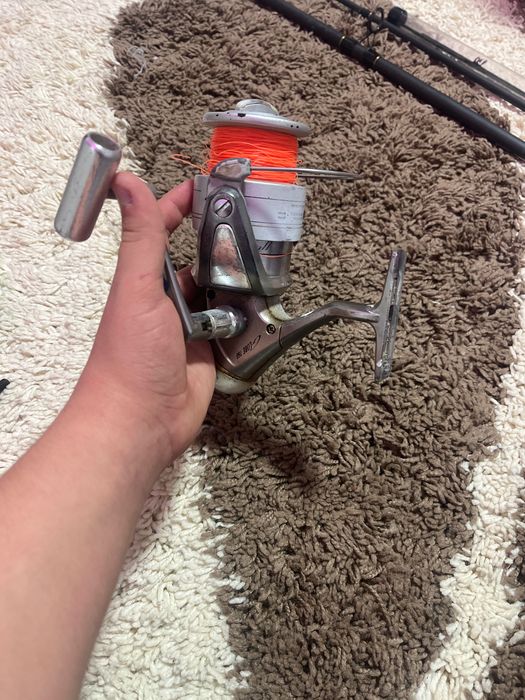 Vând 2 mulinete de 6000 și o lansetă de feeder de 390