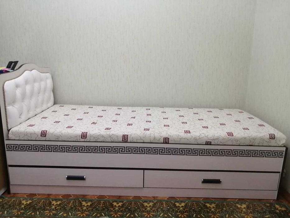 Продам односпальную кровать с матрасом
