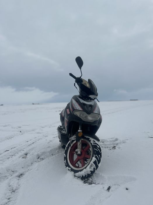 Vand scuter,se afla in stare perfecta de functionare,50cc