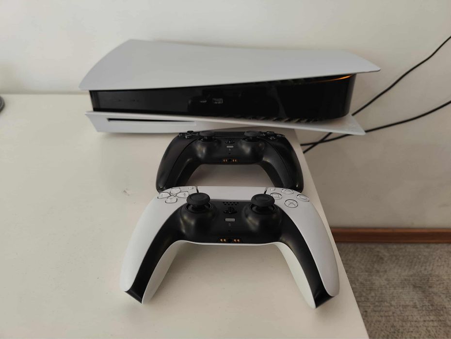Playstation 5 и два джойстика и телевизор