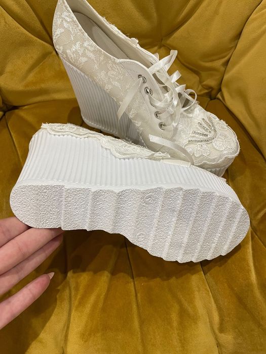 Бели обувки на платформа