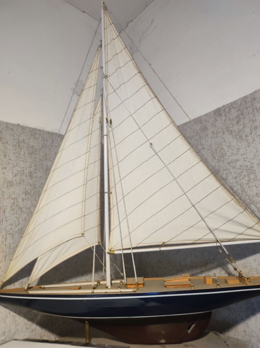 Модель парусной яхты коллекционная  на подставке,привезена из Германии