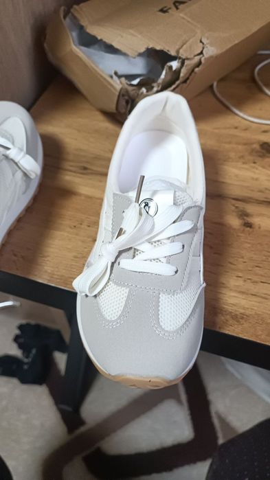 В продаже имеются женские кроссовки