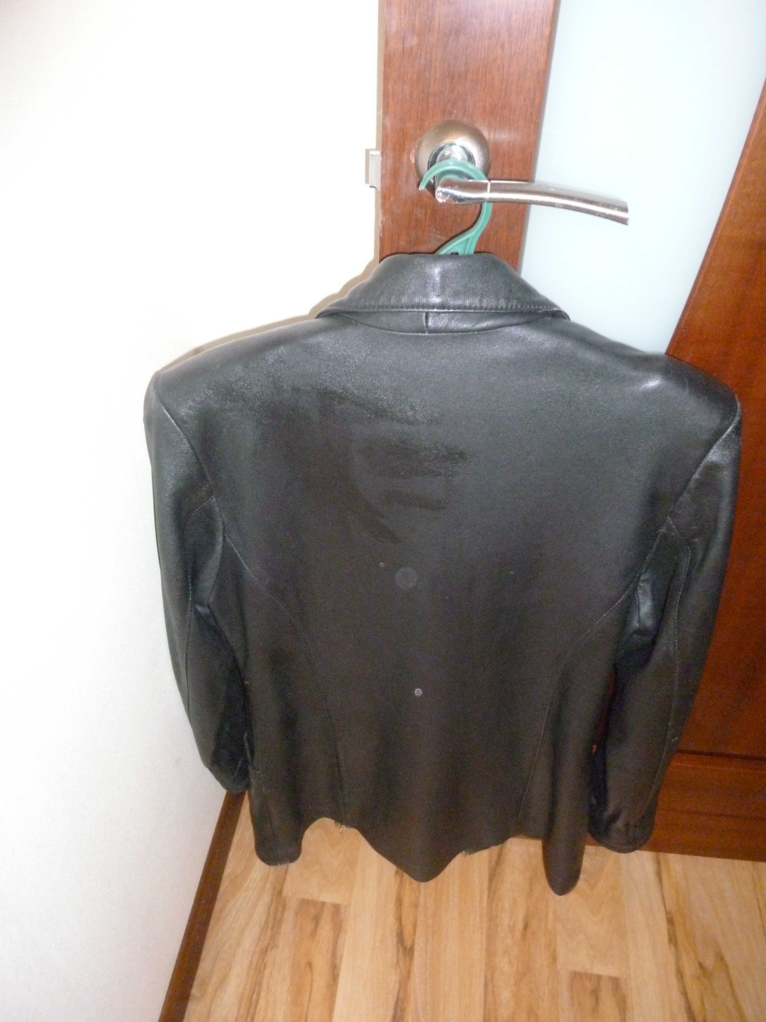 Продам женскую черную кожаную куртку на замке, 46 размера