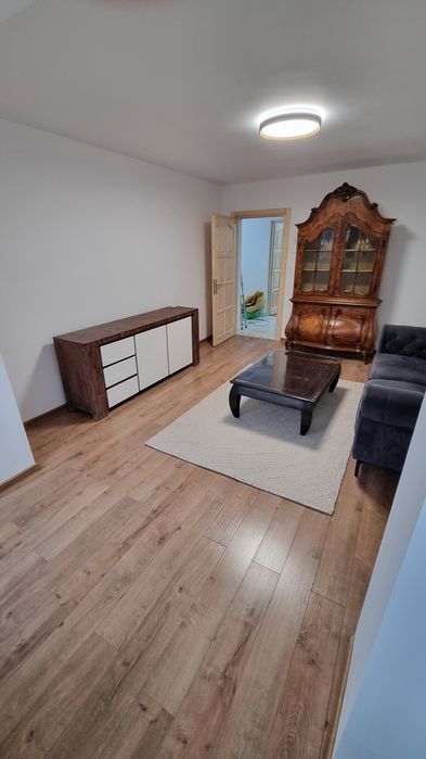 Închiriez apartament cu 3 camere