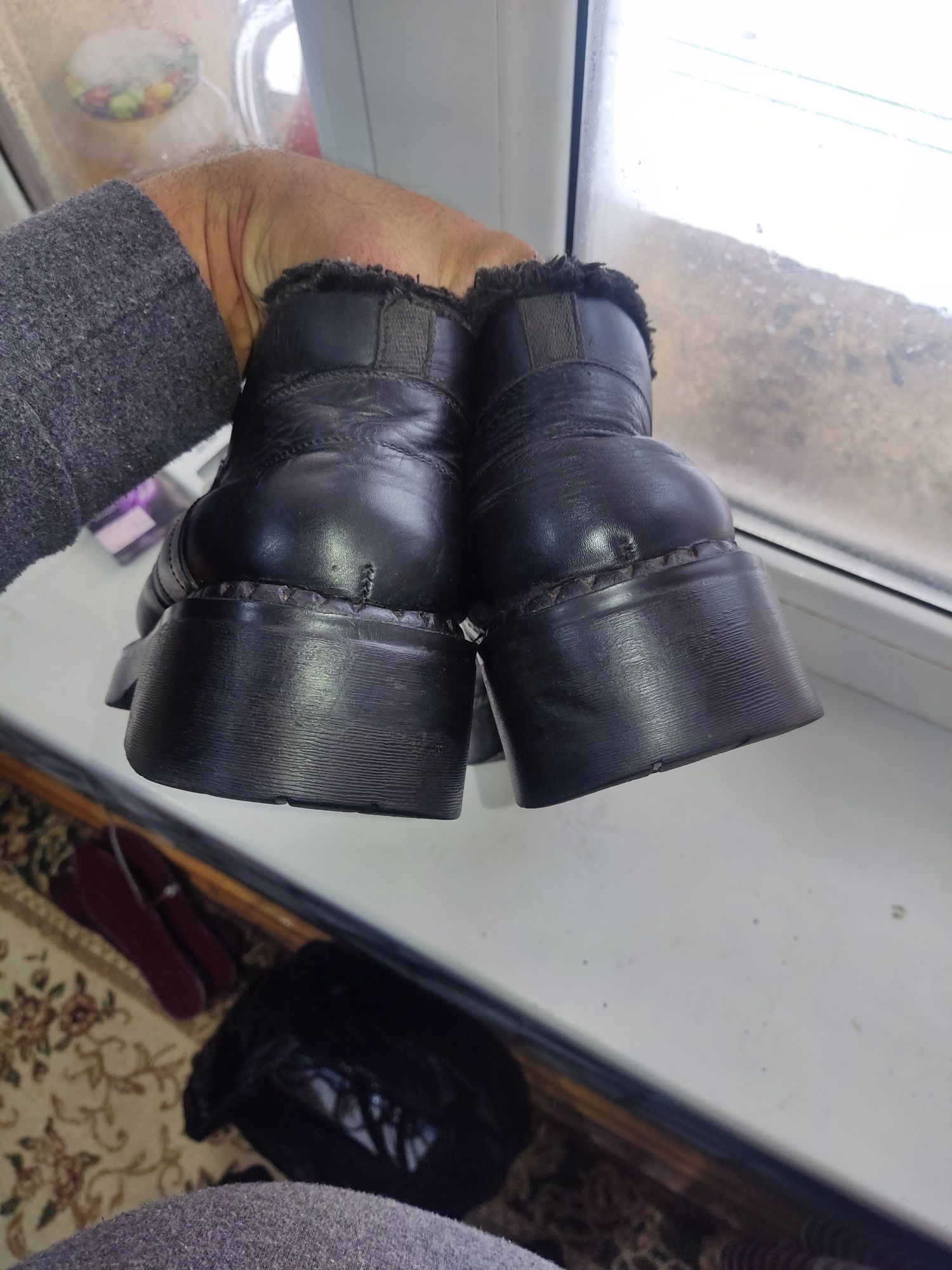Продаются мужские ботинки.