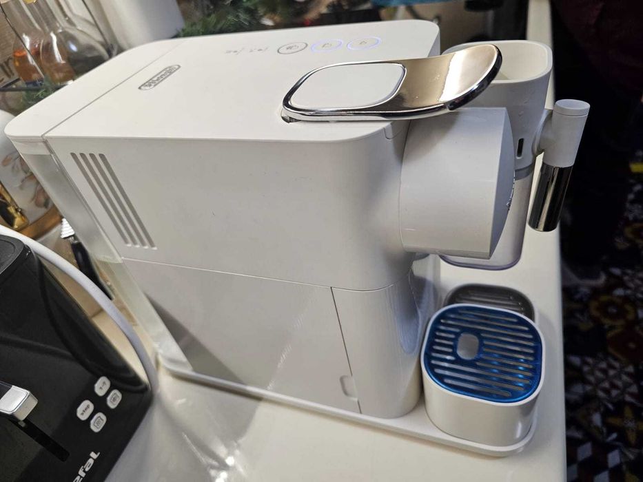 Espressor capsule Nespresso Lattissima One  cu spumare lapte ca NOU
