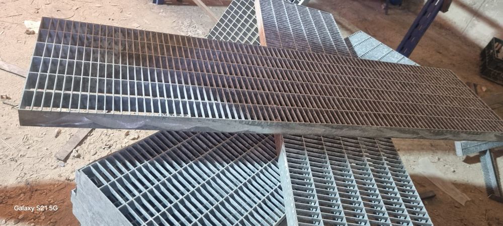 Vând Trepte zincate galvanizate la orice demisiune asiguram transport