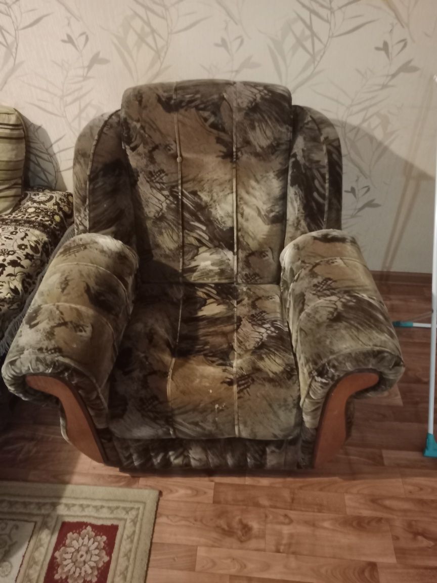 Отдам даром диван и два кресла.