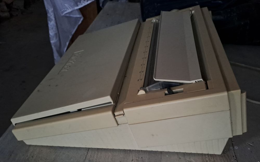 Masina de scris electrica Brother AX-110 defecta