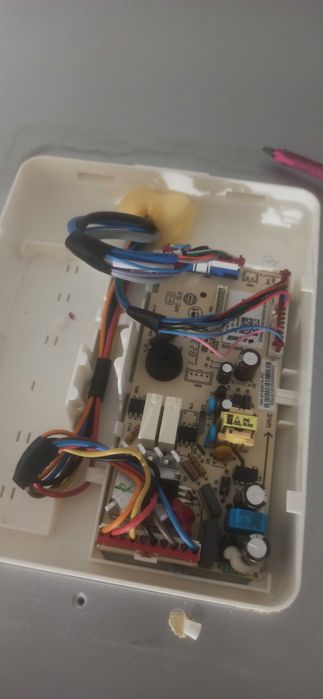 Vând placa electronica COMBINA FRIGORIFICA Beko RCNA 400E20ZXP