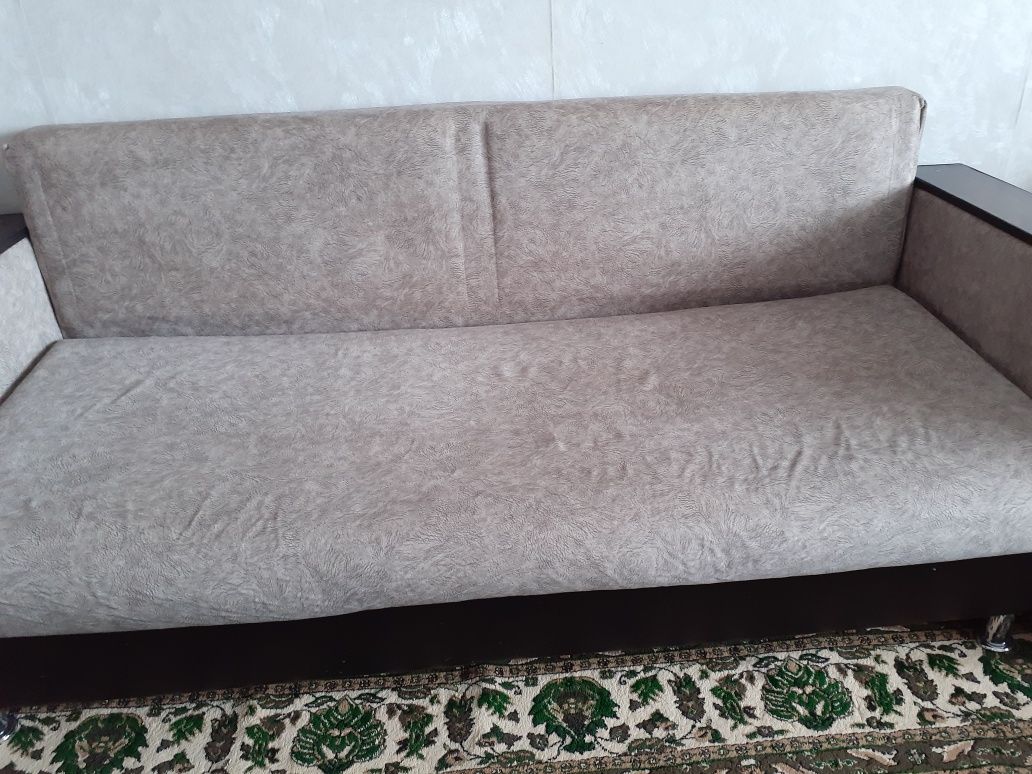Продам  диван внизу  со  шкафчком  и три подушки