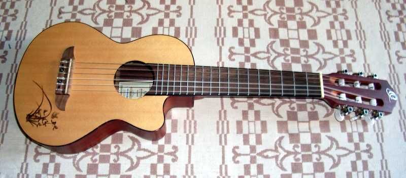 Guitarlele ORTEGA RGL5CE