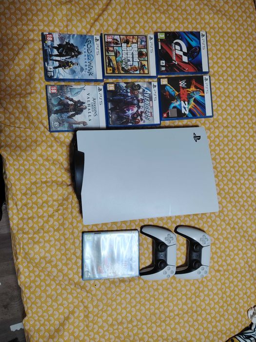 Продавам PS5 + два контролера и 7 игри