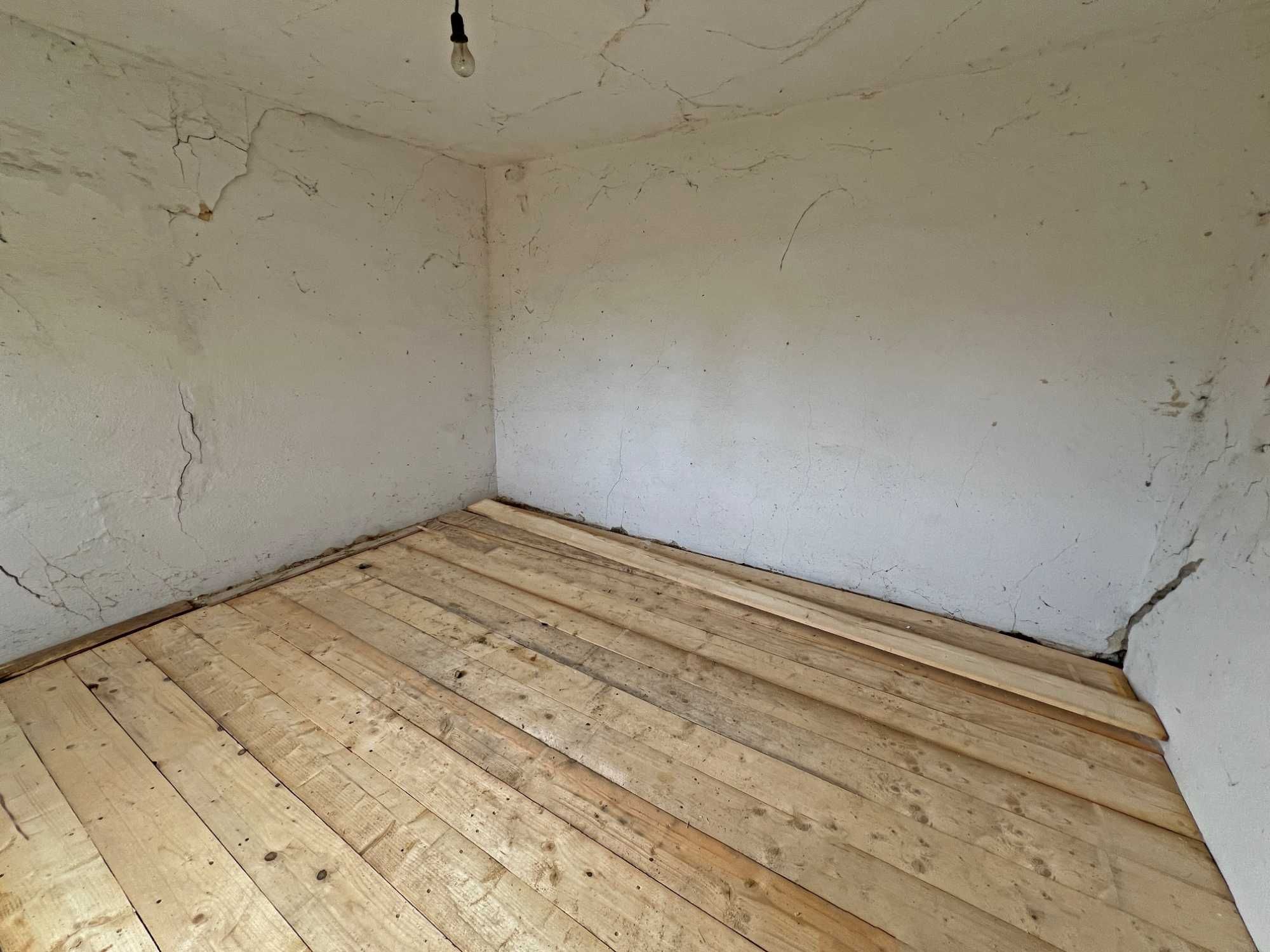 Продава се тухлена къща с двор 870 кв.м. и КЛАДЕНЕЦ в с. Изворник.
