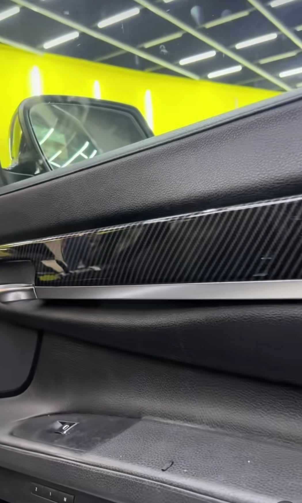 Folie Carbon 9D negru lucios pentru trimuri/oglinzi auto