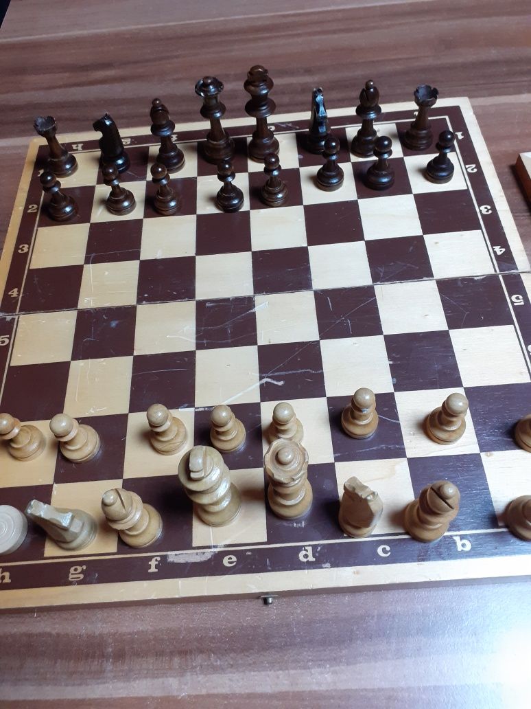 Шах   с  дървени  фигури .Декоративен пищов