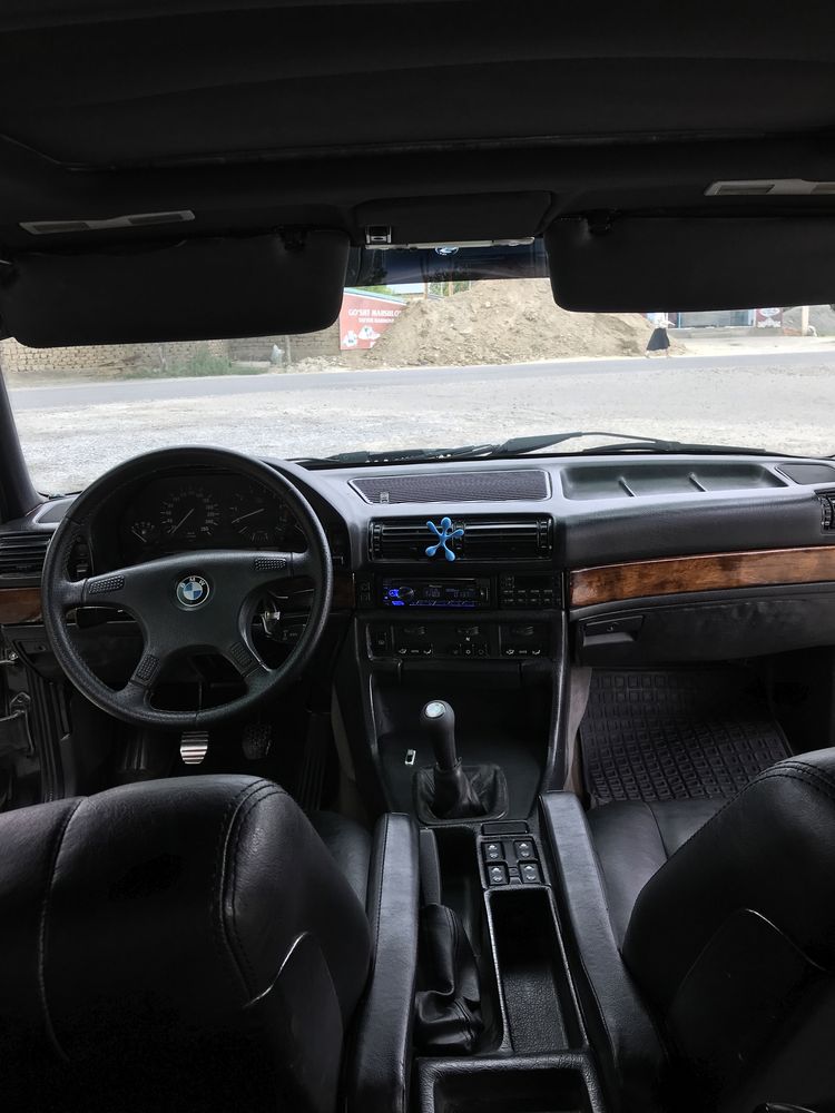 BMW 7seria E32 735i