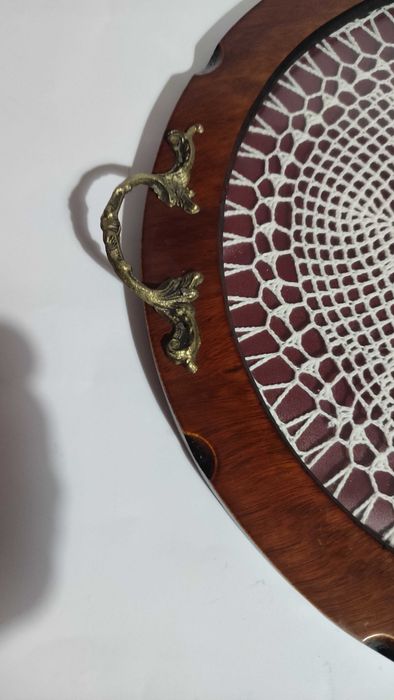 Дървен поднос с дръжки и остъклено дъно с дантела