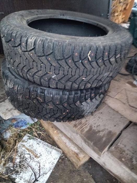 Продам две шины зимние