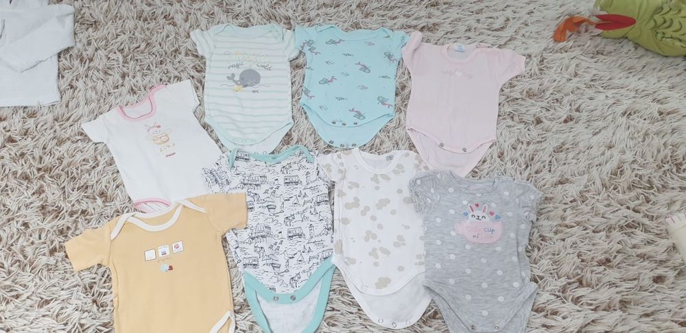 Lot haine fetita 0-3 luni.