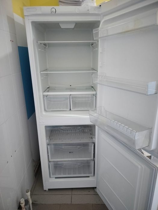 Холодильник  indesit