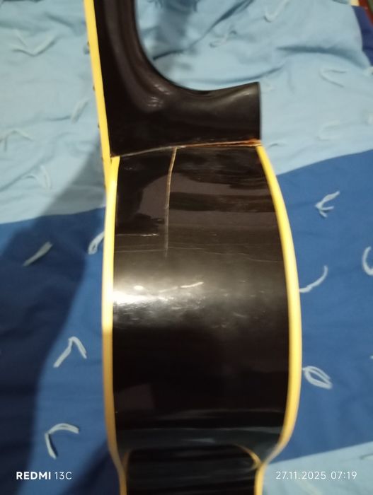 Старая сломанная гитара Martinez FAC-502говорят что ценная