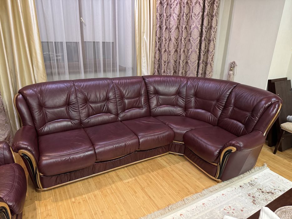 Продаем мягкий кожаный диван для дома/ офиса