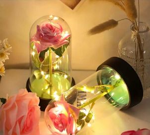Красива светеща декоративна стъкленица с роза, подходяща за подарък