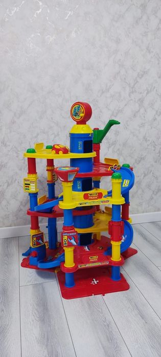 Паркинг игрушечный с 7 этажами,коробкс и все комплектующие на месте
