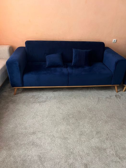Set canapea și fotoliu modern, tapițate în catifea albastru închis,