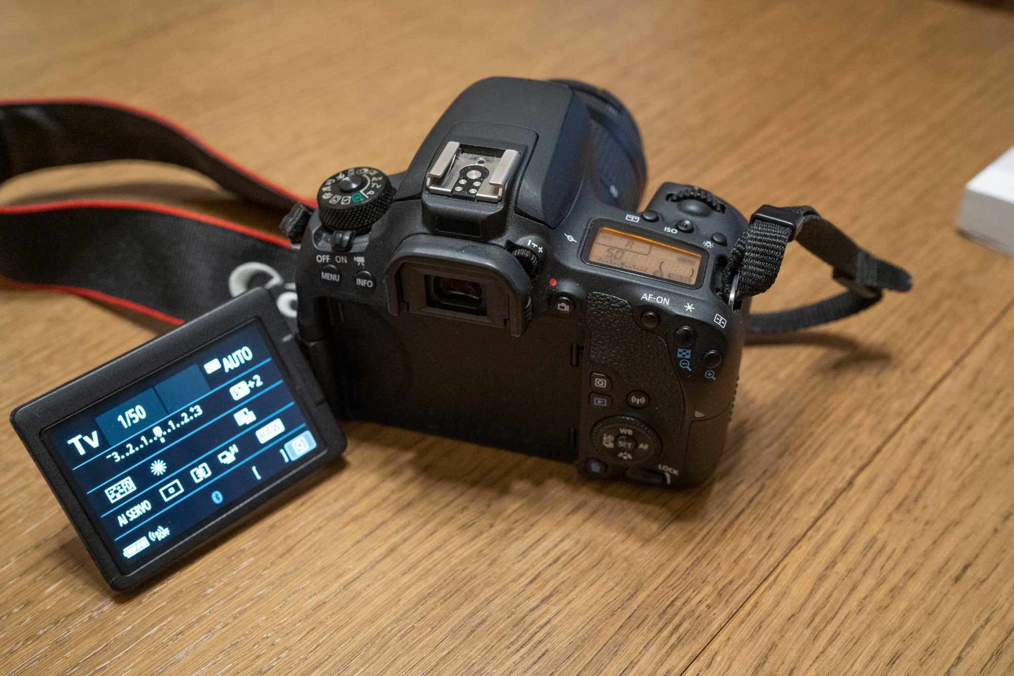 DSLR фотоапарат Canon 77d