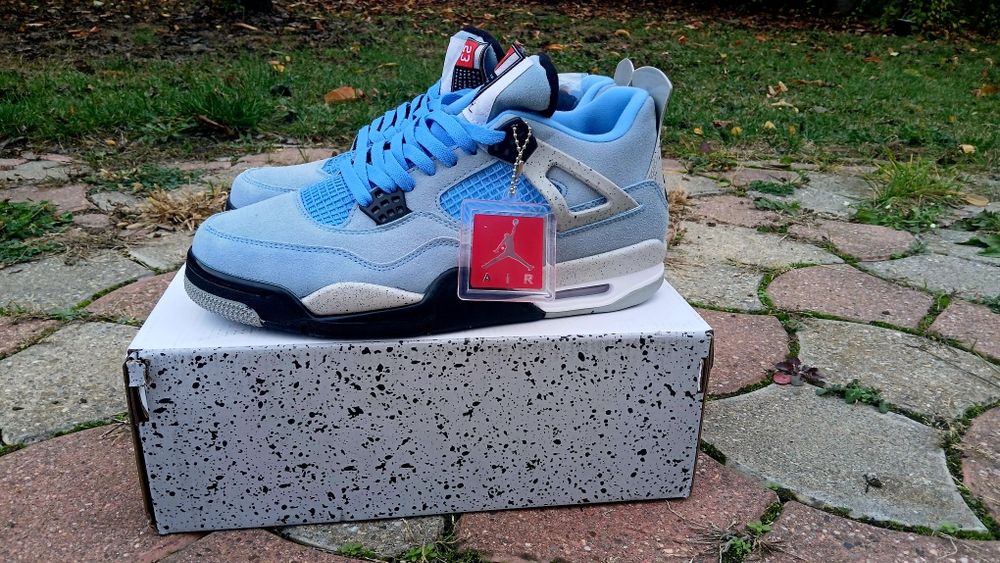 NOI ! JORDAN 4 University blue