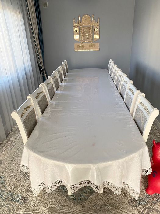 Стол со стульями для гостиной