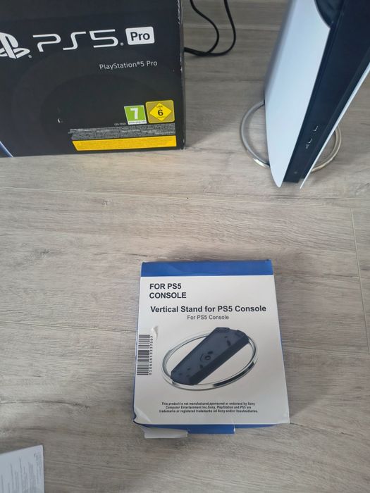 Playstation 5 PRO ca nou | 2 controllere + charging station + stand