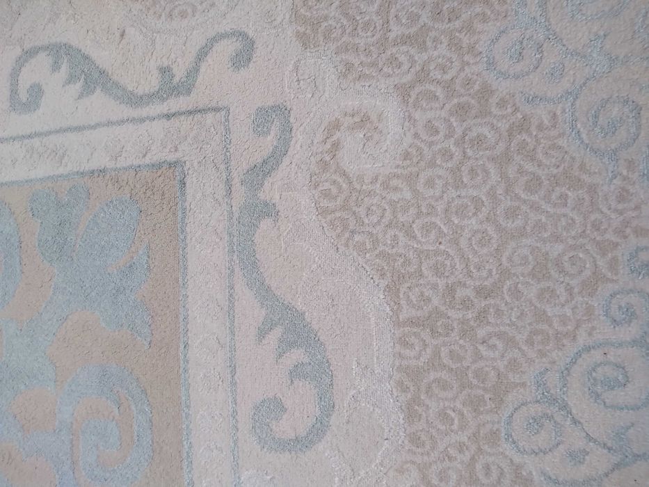 Кілем почти новый.