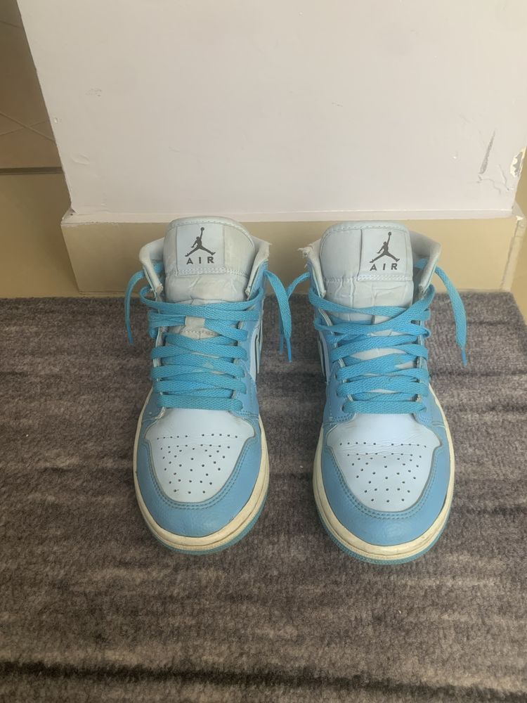 Air Jordan 1 Mid SE Ice Blue